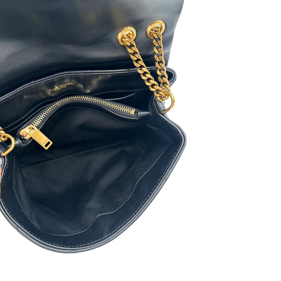 Interno, Borsa Saint Laurent in pelle di agnello morbida con impunture trapuntate chevron, nera con hardware dorato, può essere portata a spalla o a tracolla, di lusso, originale, ottime condizioni