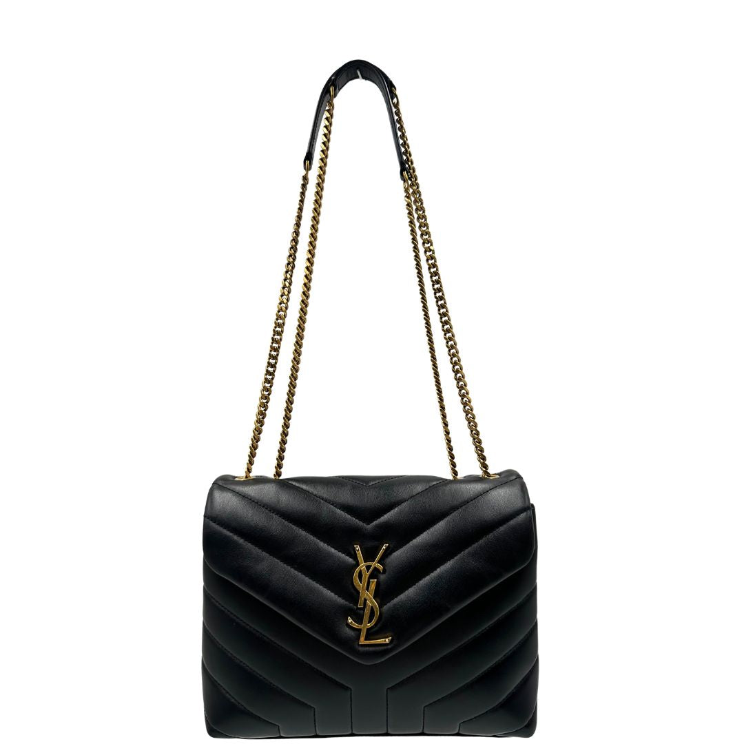 Front, Borsa Saint Laurent in pelle di agnello morbida con impunture trapuntate chevron, nera con hardware dorato, può essere portata a spalla o a tracolla, di lusso, originale, ottime condizioni