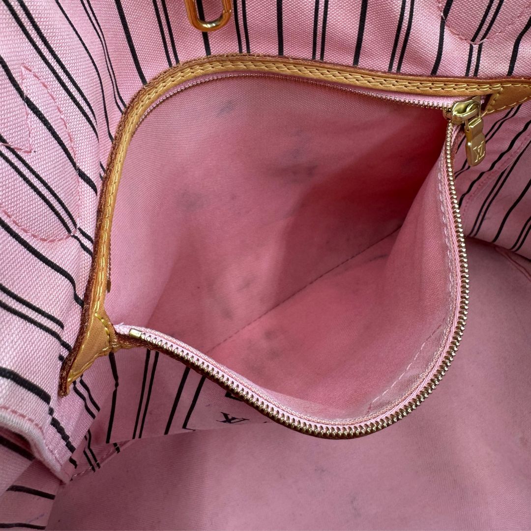 taschino interno Borsa Louis Vuitton Neverfull MM in canvas marrone monogram con finiture in vacchetta naturale e parti metalliche dorate, caratterizzata da motivo Palm Dots; munita di doppi manici, indossabile a spalla, di lusso, originale, ottime condizioni. 