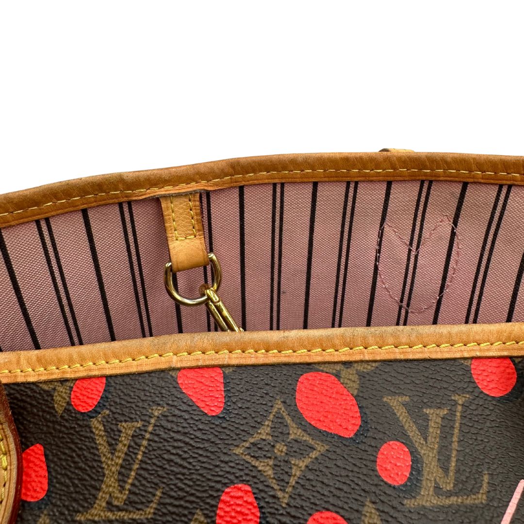 Borsa Louis Vuitton Neverfull MM in canvas marrone monogram con finiture in vacchetta naturale e parti metalliche dorate, caratterizzata da motivo Palm Dots; munita di doppi manici, indossabile a spalla, di lusso, originale, ottime condizioni. 
