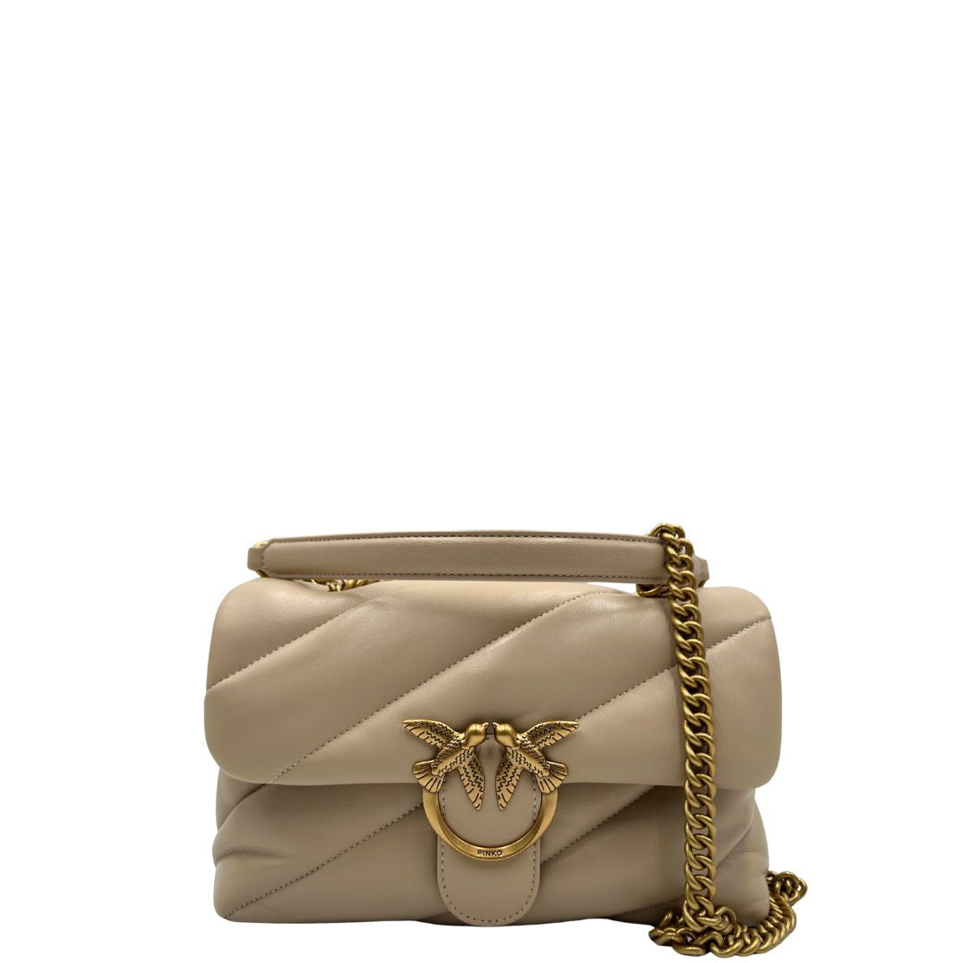 front Borsa Pinko nella versione media in morbida nappa beige trapuntata e hardware dorato, indossabile a tracolla o a spalla, di lusso, originale. 