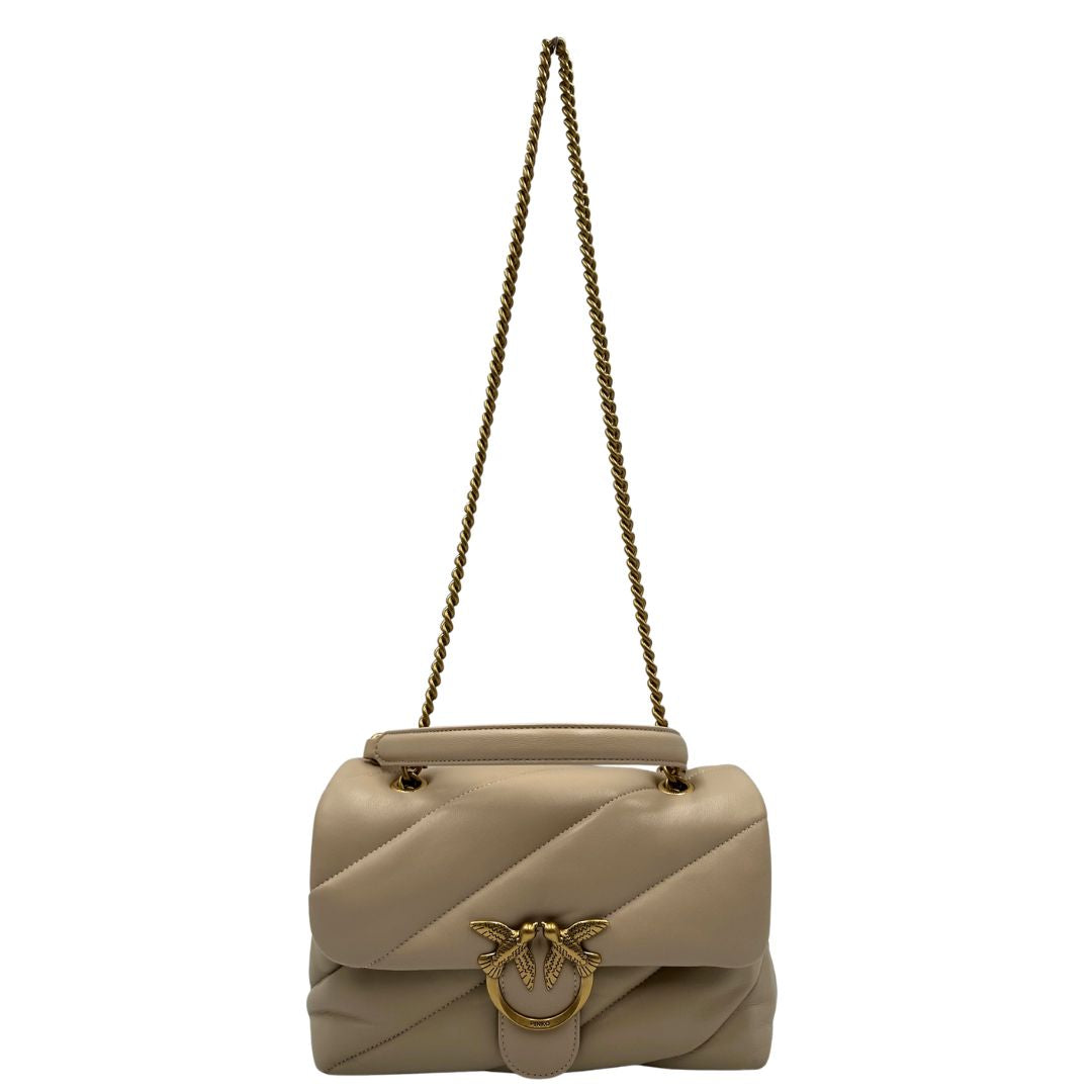 front Borsa Pinko nella versione media in morbida nappa beige trapuntata e hardware dorato, indossabile a tracolla o a spalla, di lusso, originale. 