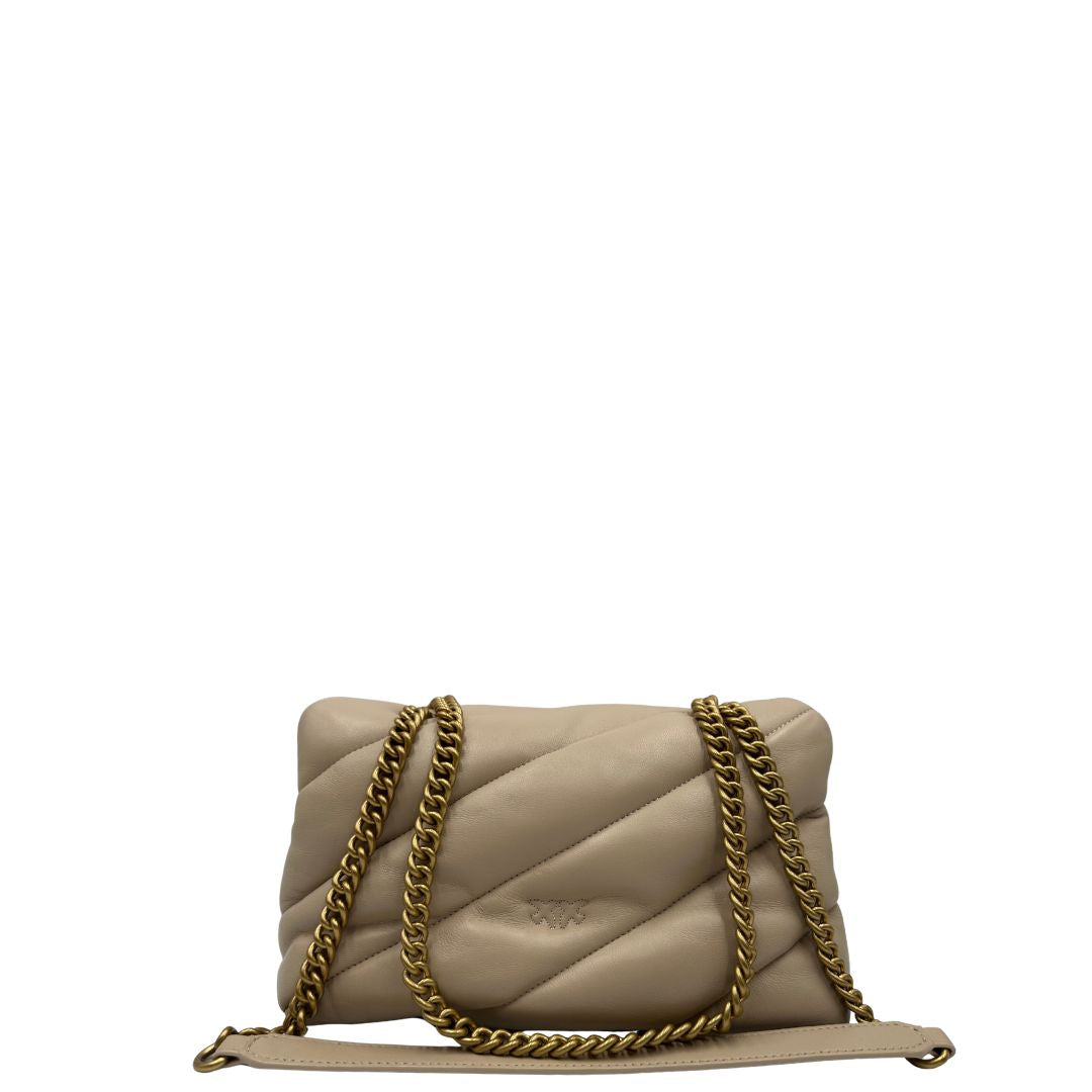 retro Borsa Pinko nella versione media in morbida nappa beige trapuntata e hardware dorato, indossabile a tracolla o a spalla, di lusso, originale. 