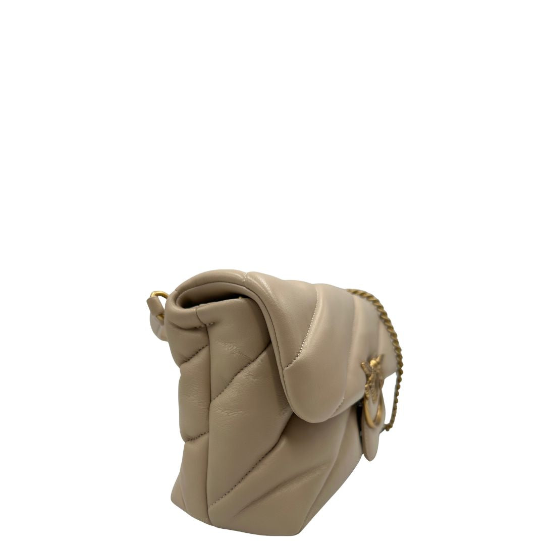 lato Borsa Pinko nella versione media in morbida nappa beige trapuntata e hardware dorato, indossabile a tracolla o a spalla, di lusso, originale. 