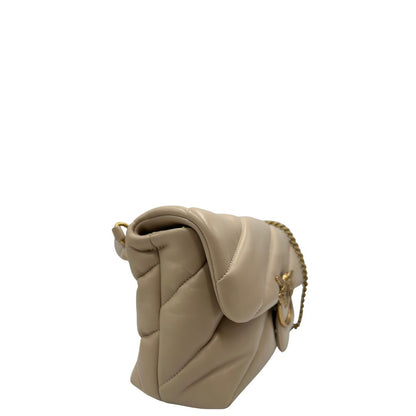 lato Borsa Pinko nella versione media in morbida nappa beige trapuntata e hardware dorato, indossabile a tracolla o a spalla, di lusso, originale. 