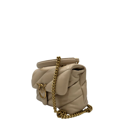lato Borsa Pinko nella versione media in morbida nappa beige trapuntata e hardware dorato, indossabile a tracolla o a spalla, di lusso, originale. 