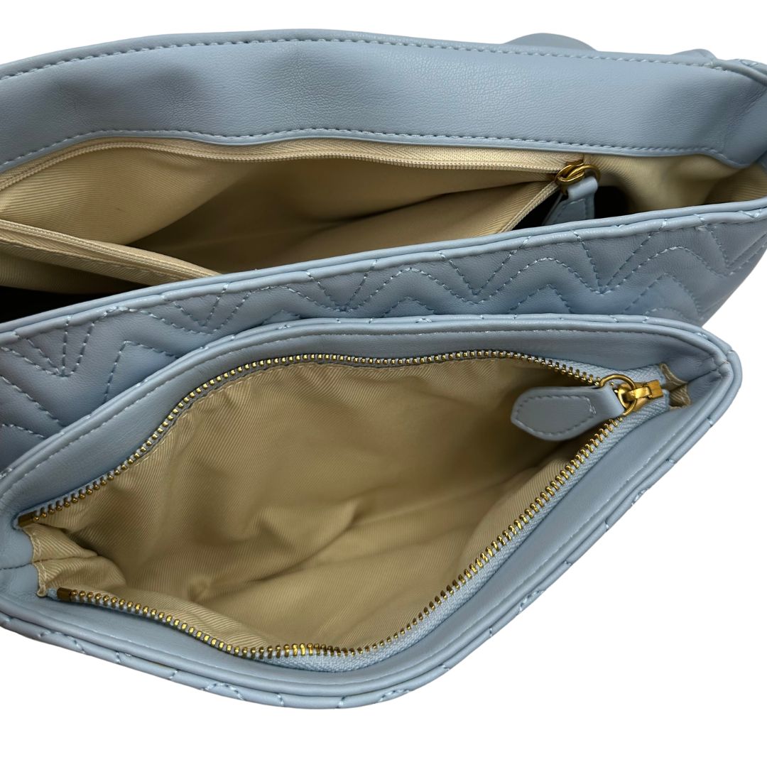 Interno, Borsa Pinko in pelle caratterizzata da una trapuntatura ricamata a zigzag su tutta la superficie con hardware dorato. Indossabile a tracolla.