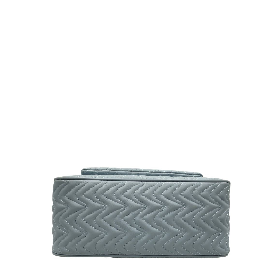 Base, Borsa Pinko in pelle caratterizzata da una trapuntatura ricamata a zigzag su tutta la superficie con hardware dorato. Indossabile a tracolla.