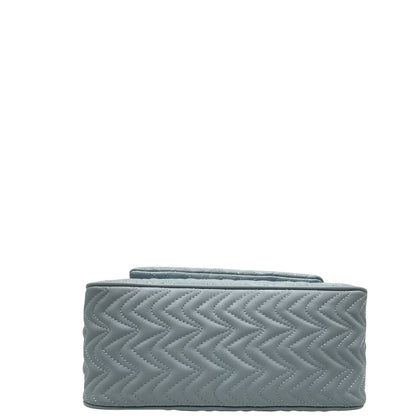 Base, Borsa Pinko in pelle caratterizzata da una trapuntatura ricamata a zigzag su tutta la superficie con hardware dorato. Indossabile a tracolla.