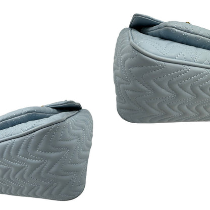 Angoli, Borsa Pinko in pelle caratterizzata da una trapuntatura ricamata a zigzag su tutta la superficie con hardware dorato. Indossabile a tracolla.