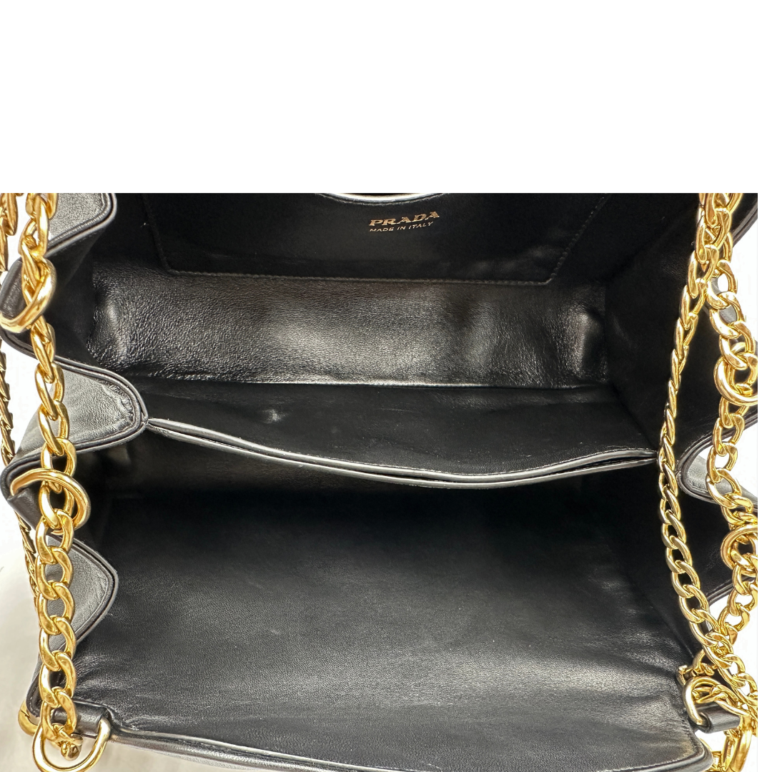 INTERNO Borsa Prada in morbida pelle nera con hardware dorato, di lusso, originale, ottime condizioni, usata 