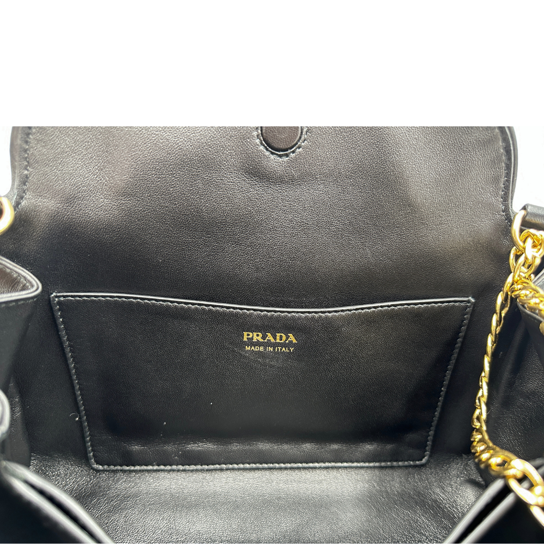 INTERNO Borsa Prada in morbida pelle nera con hardware dorato, di lusso, originale, ottime condizioni, usata 