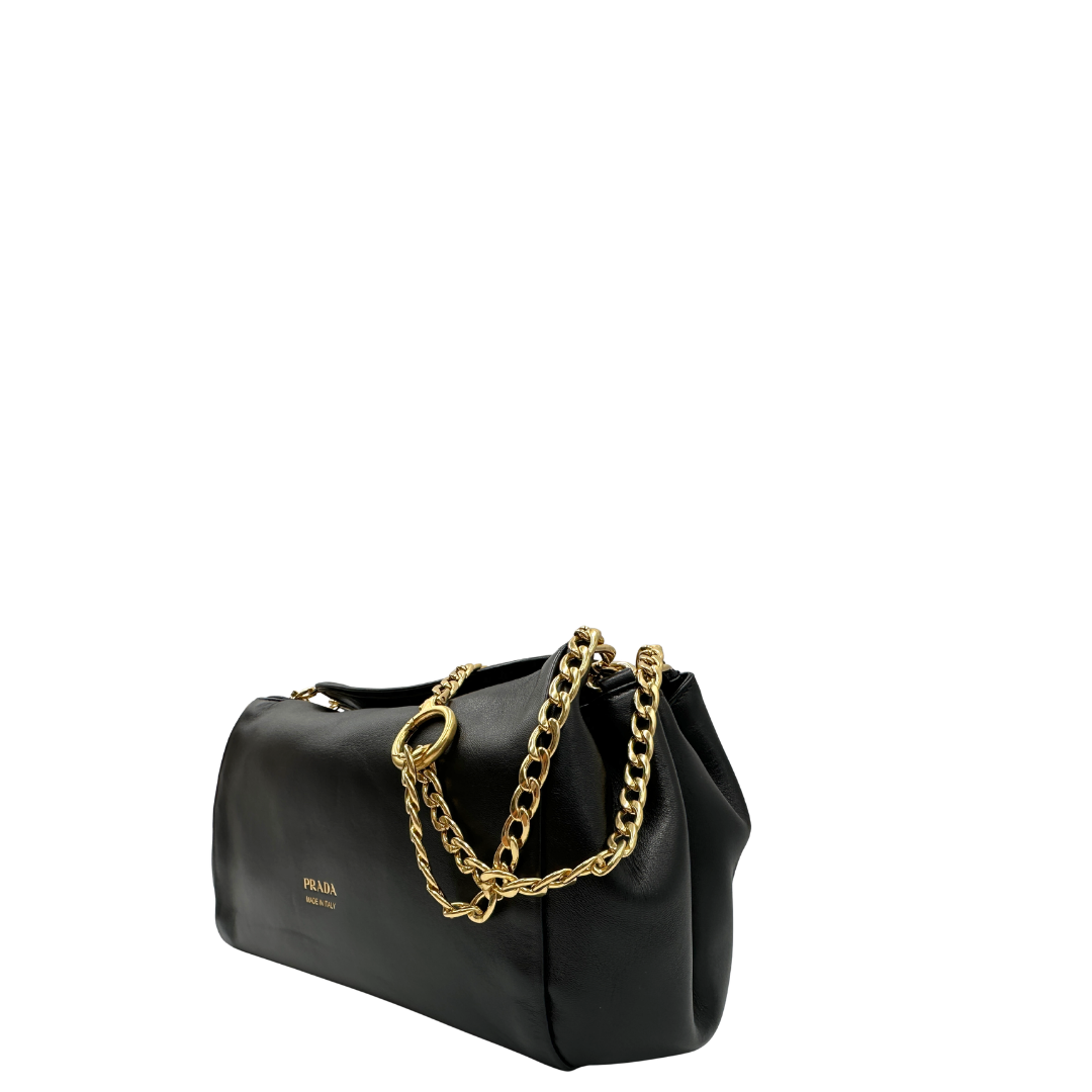 lato Borsa Prada in morbida pelle nera con hardware dorato, di lusso, originale, ottime condizioni, usata 
