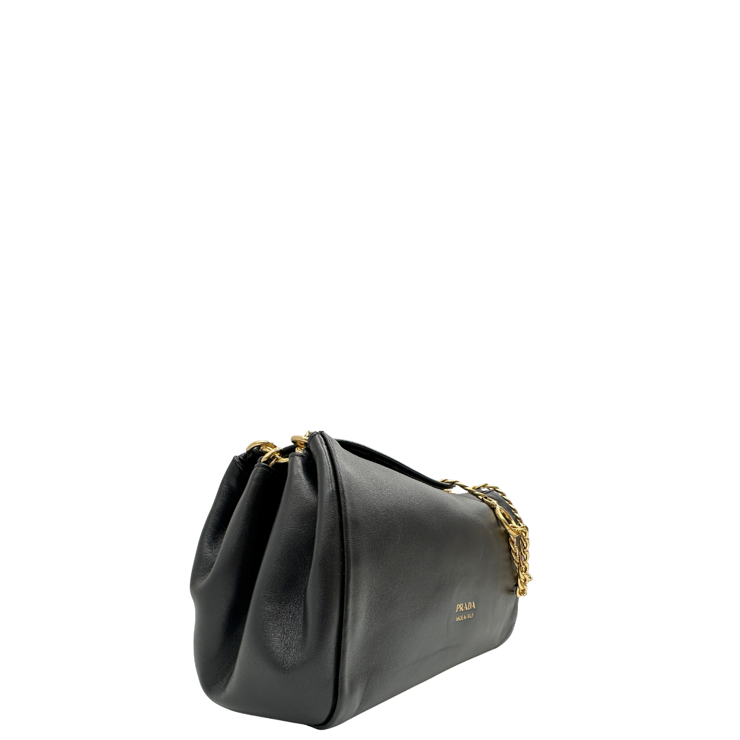 lato Borsa Prada in morbida pelle nera con hardware dorato, di lusso, originale, ottime condizioni, usata 