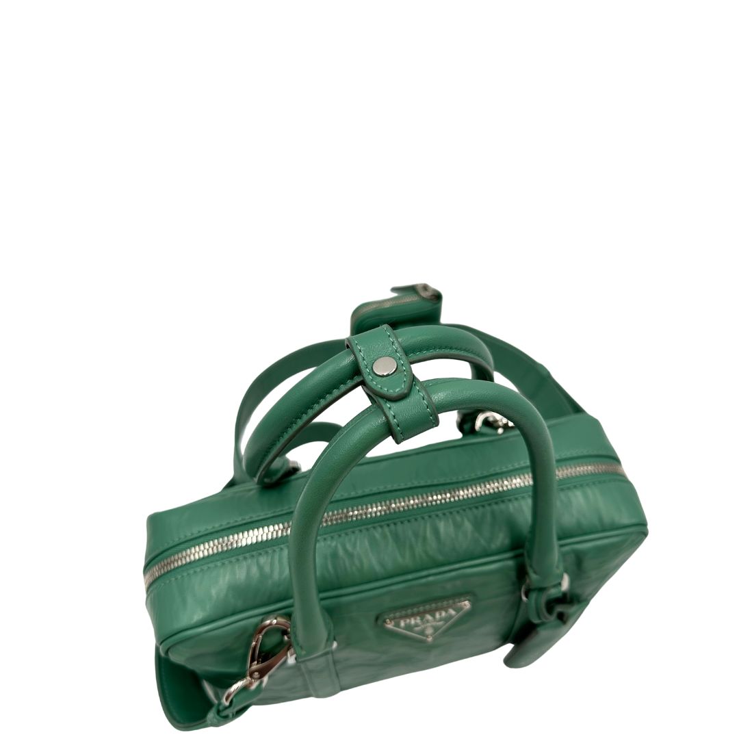 Borsa Prada in nappa antique color verde acqua con hardware argentato, di lusso, originale, ottime condizioni, usata