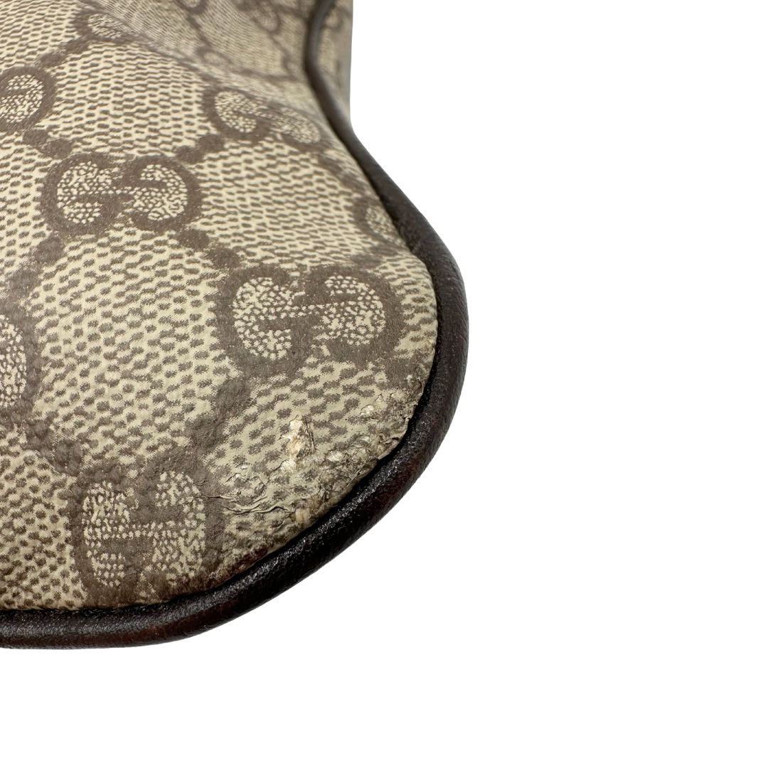 Angolo, Borsa Gucci GG in canvas beige e dettagli in pelle marroni testa di moro, indossabile a mano. Originale, usata, di lusso, in ottime condizioni.