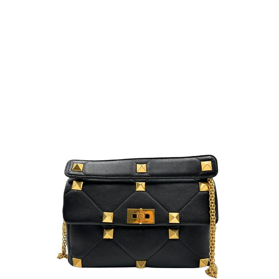 Front, Borsa V.G. in pelle nera impreziosita da iconiche borchie piramidali dorate, di lusso, originale, ottime condizioni, usata. 