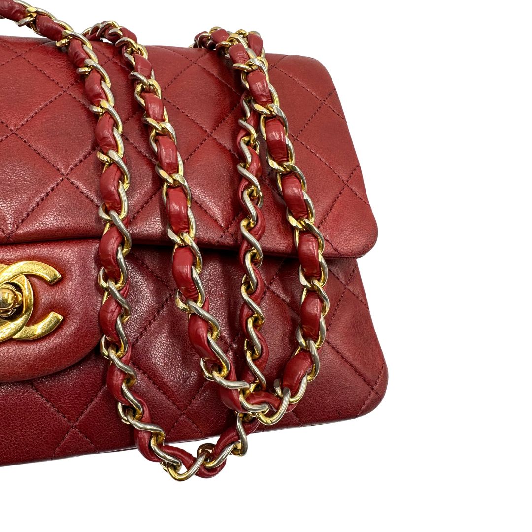 Borsa Chanel in pelle color terra di siena bruciata matelassè con parti metalliche dorate; munita di una tracolla scorrevole in catena e pelle. Indossabile a spalla e a tracolla. Completa di scatola e Dustbag. Originale, usata, di lusso, in ottime condizioni.