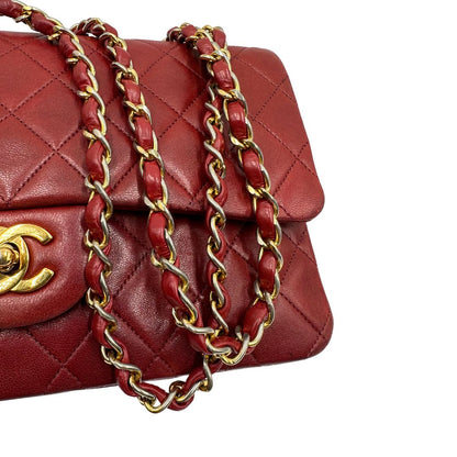 Borsa Chanel in pelle color terra di siena bruciata matelassè con parti metalliche dorate; munita di una tracolla scorrevole in catena e pelle. Indossabile a spalla e a tracolla. Completa di scatola e Dustbag. Originale, usata, di lusso, in ottime condizioni.