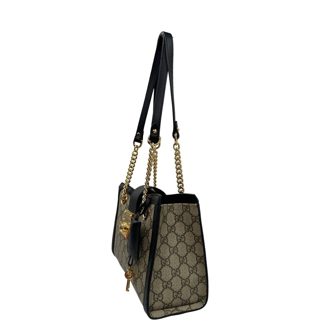 Laterale, Borsa Gucci in canvas GG monogram con finiture in pelle nera e parti metalliche dorate; munita di doppi manici in catena con spallacci in pelle. Originale, usata, di lusso, in condizioni eccellenti.