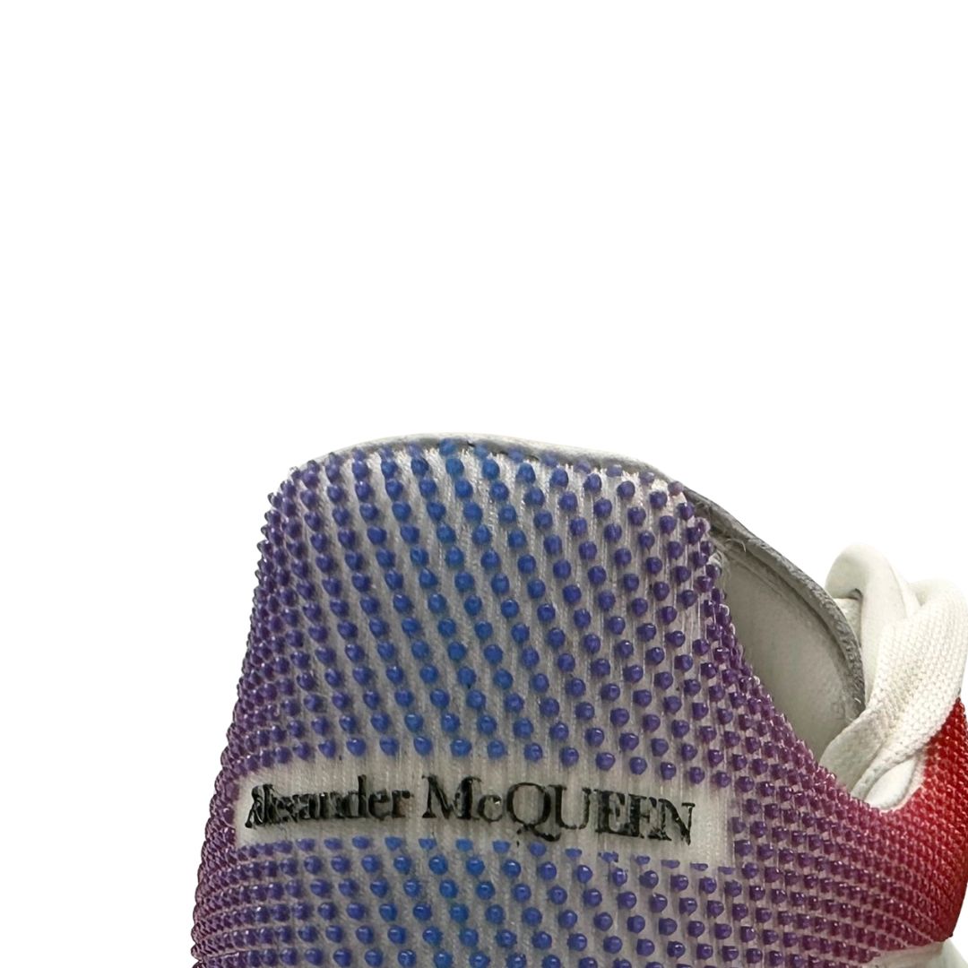 Scarpe Alexander McQueen in pelle bianca, presentano un tallone in pelle con caratteristico motivo sfumato a pixel. Originale, usata, di lusso in ottime condizioni.
