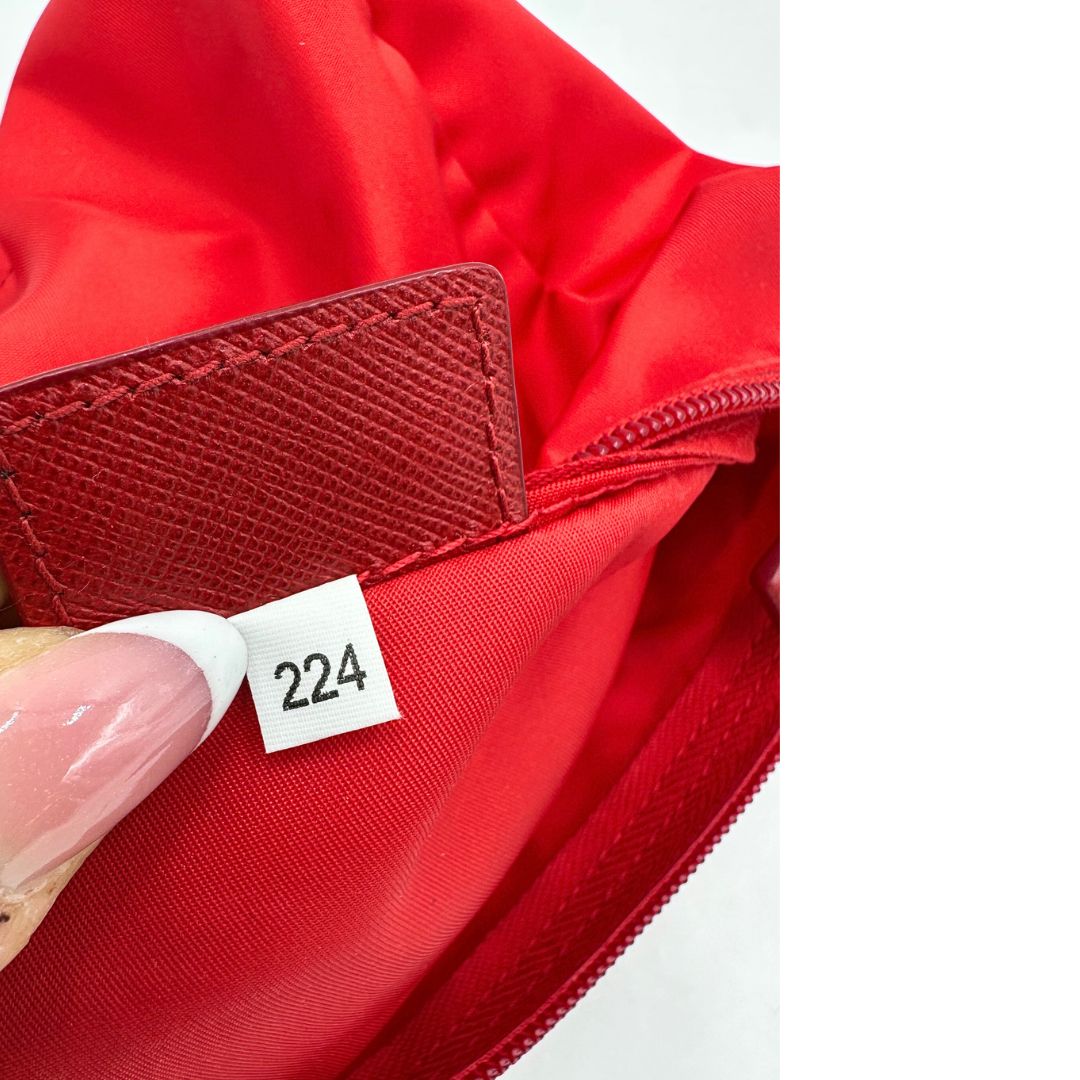 Codice, Necessaire Prada in tessuto Vela rosso e hardware argentato. Originale, usata, di lusso, in ottime condizioni.