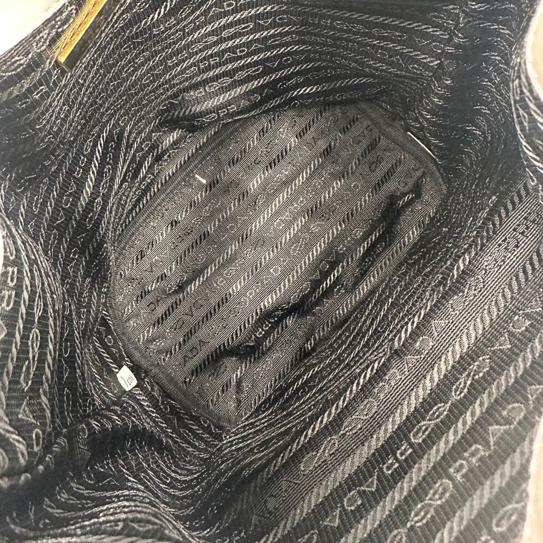 interno Secchiello Prada in pelle verniciata bianca con parti metalliche dorate; munito di un manico singolo e una tracolla amovibile e regolabile, di lusso, originale, ottime condizioni, usato. 