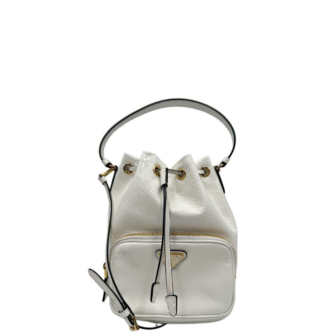 front Secchiello Prada in pelle verniciata bianca con parti metalliche dorate; munito di un manico singolo e una tracolla amovibile e regolabile, di lusso, originale, ottime condizioni, usato. 