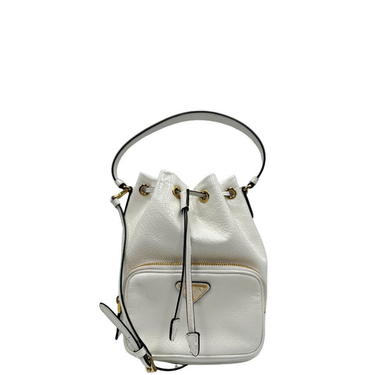 front Secchiello Prada in pelle verniciata bianca con parti metalliche dorate; munito di un manico singolo e una tracolla amovibile e regolabile, di lusso, originale, ottime condizioni, usato. 