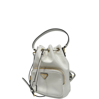lato Secchiello Prada in pelle verniciata bianca con parti metalliche dorate; munito di un manico singolo e una tracolla amovibile e regolabile, di lusso, originale, ottime condizioni, usato. 