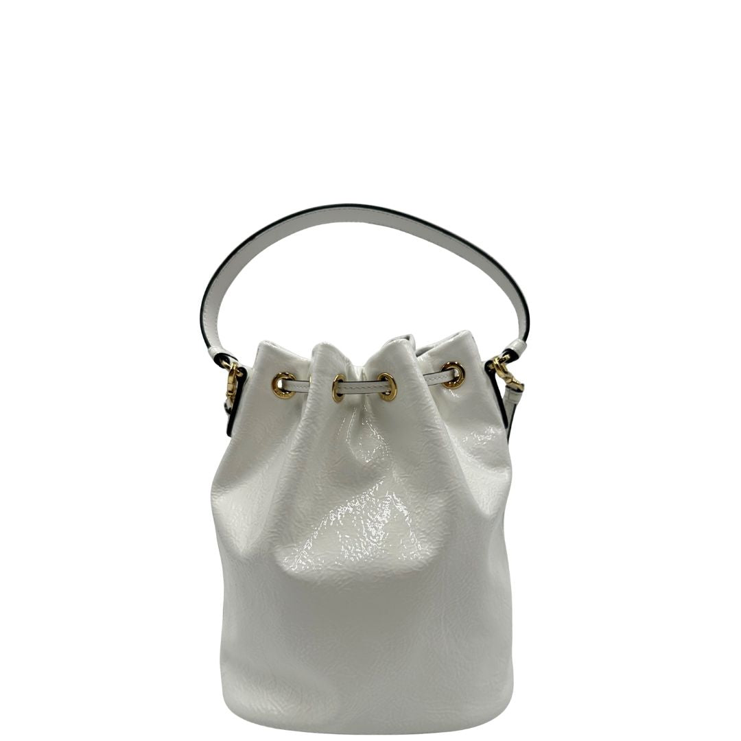 retro Secchiello Prada in pelle verniciata bianca con parti metalliche dorate; munito di un manico singolo e una tracolla amovibile e regolabile, di lusso, originale, ottime condizioni, usato. 