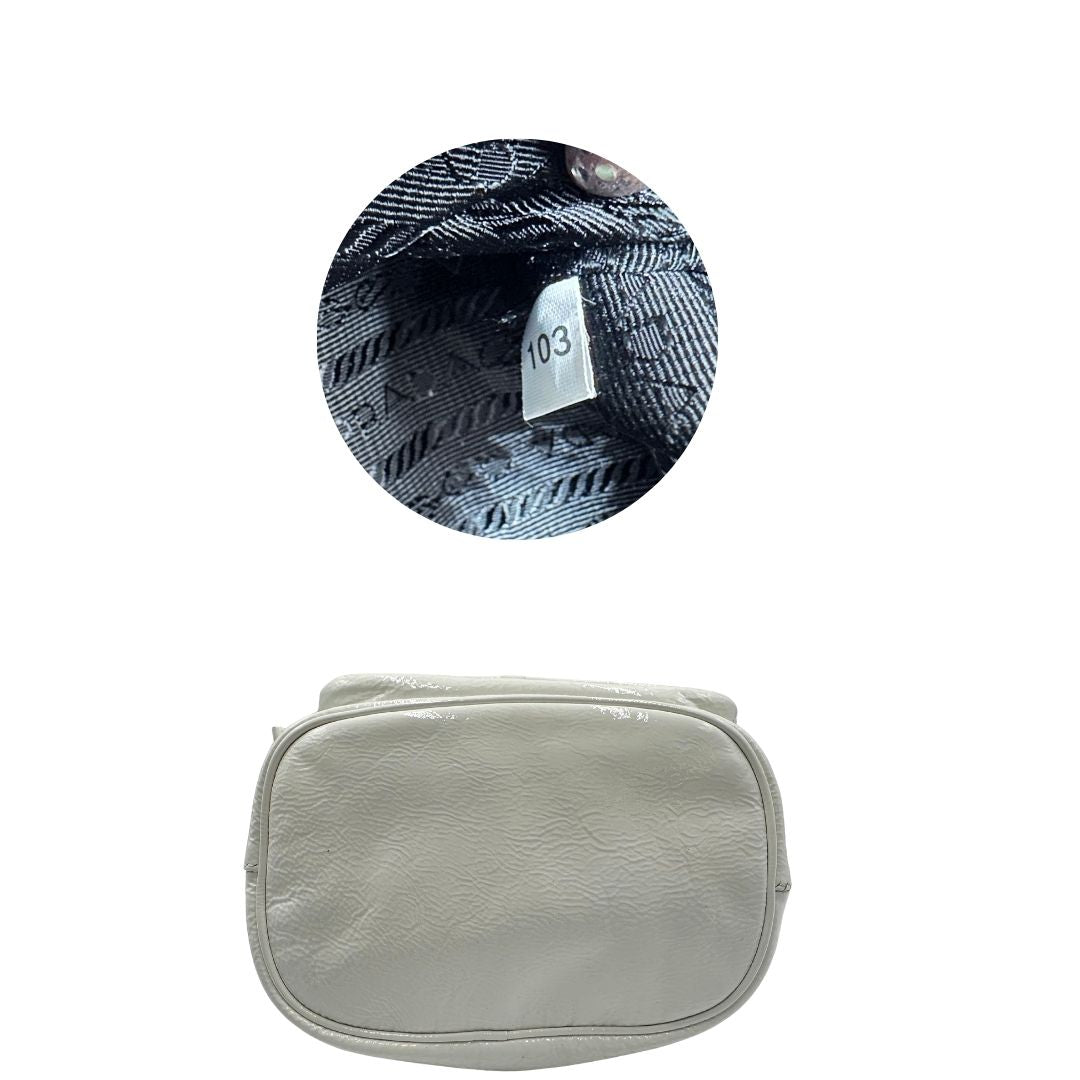 base Secchiello Prada in pelle verniciata bianca con parti metalliche dorate; munito di un manico singolo e una tracolla amovibile e regolabile, di lusso, originale, ottime condizioni, usato. 