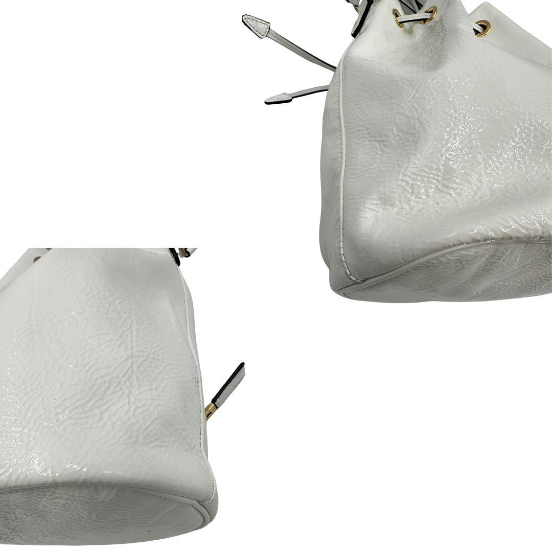 angoli Secchiello Prada in pelle verniciata bianca con parti metalliche dorate; munito di un manico singolo e una tracolla amovibile e regolabile, di lusso, originale, ottime condizioni, usato. 