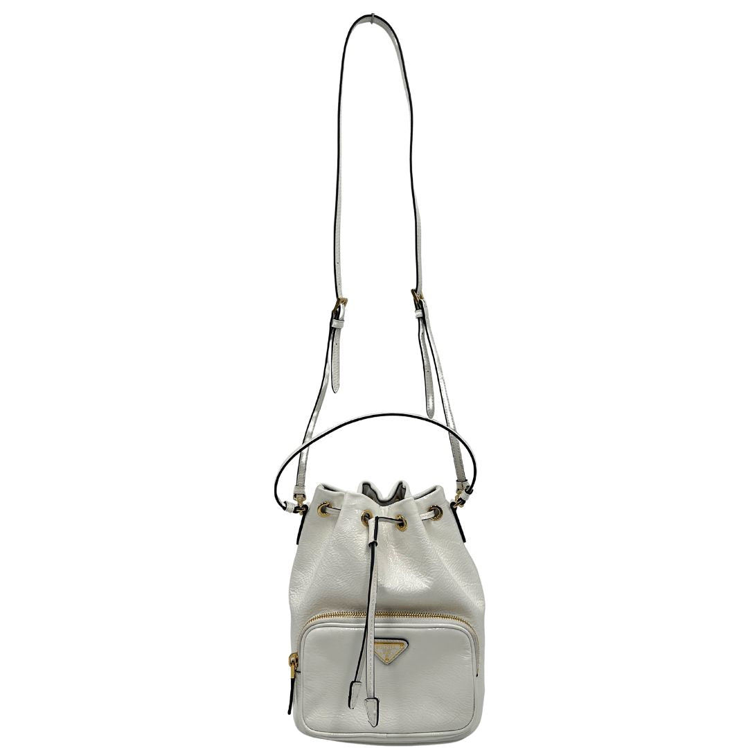 front Secchiello Prada in pelle verniciata bianca con parti metalliche dorate; munito di un manico singolo e una tracolla amovibile e regolabile, di lusso, originale, ottime condizioni, usato. 