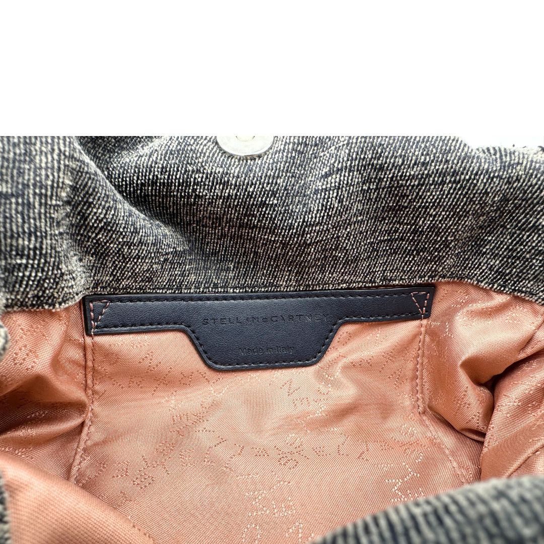 interno Borsa Falabella in shaggy dear grigio effetto denim e hardware argentato, nella versione mini, indossabile a tracolla, a spalla e a mano, di lusso, originale, ottime condizioni, usata.