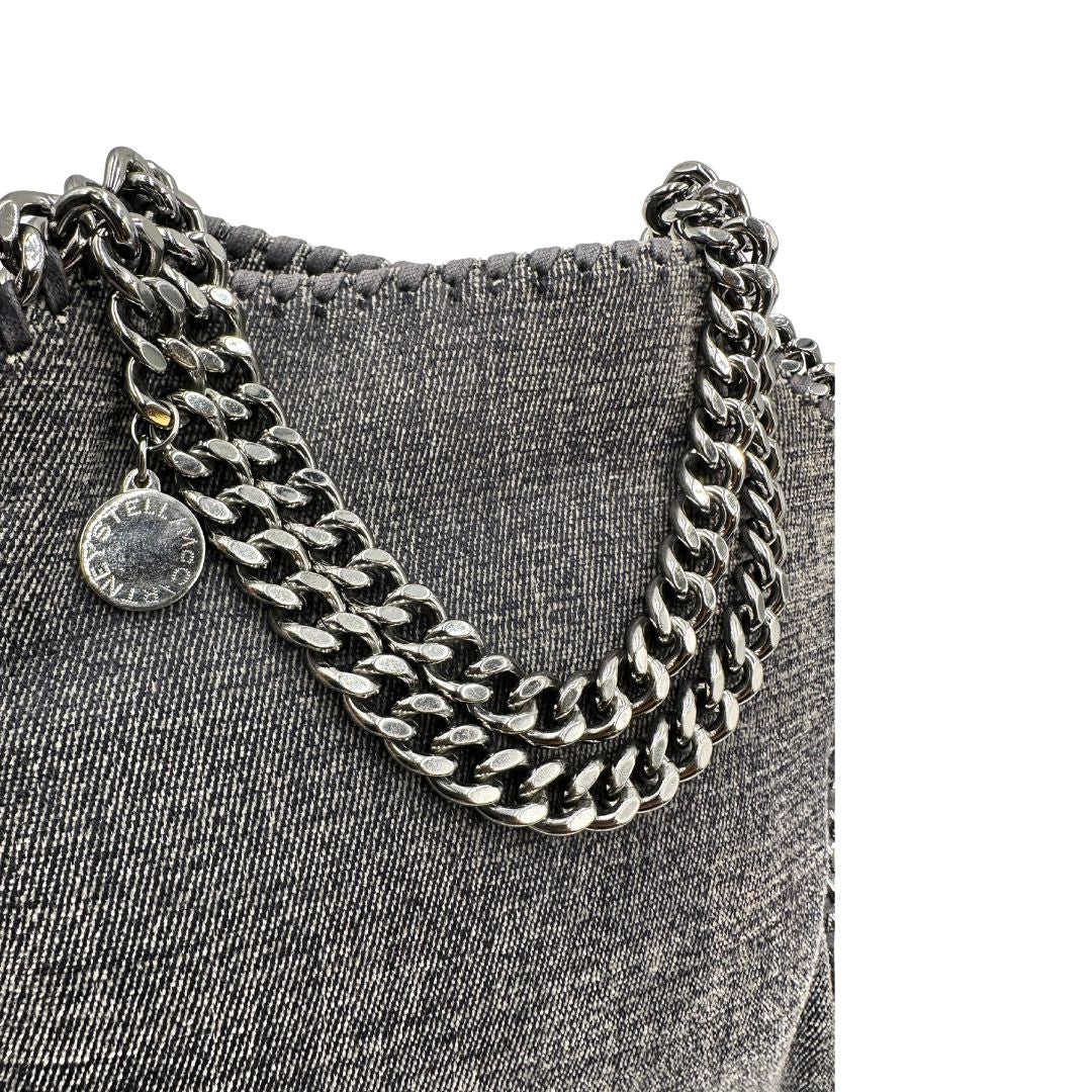 manici Borsa Falabella in shaggy dear grigio effetto denim e hardware argentato, nella versione mini, indossabile a tracolla, a spalla e a mano, di lusso, originale, ottime condizioni, usata.