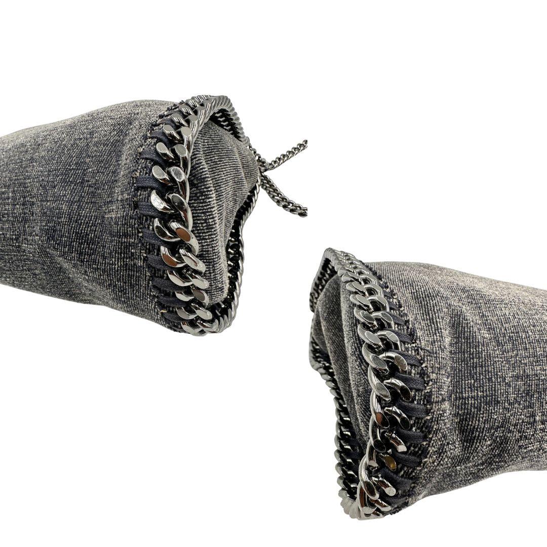 angoli Borsa Falabella in shaggy dear grigio effetto denim e hardware argentato, nella versione mini, indossabile a tracolla, a spalla e a mano, di lusso, originale, ottime condizioni, usata.