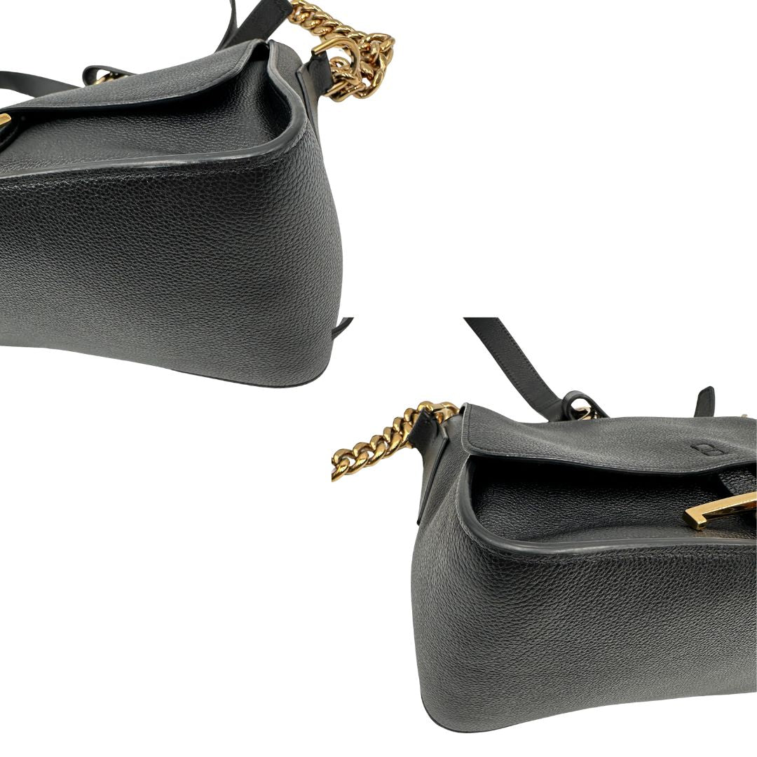 Angoli, Borsa Tod's in pelle martellata nera con hardware dorato, indossabile a tracolla. Originale, usata, di lusso, in ottime condizioni.