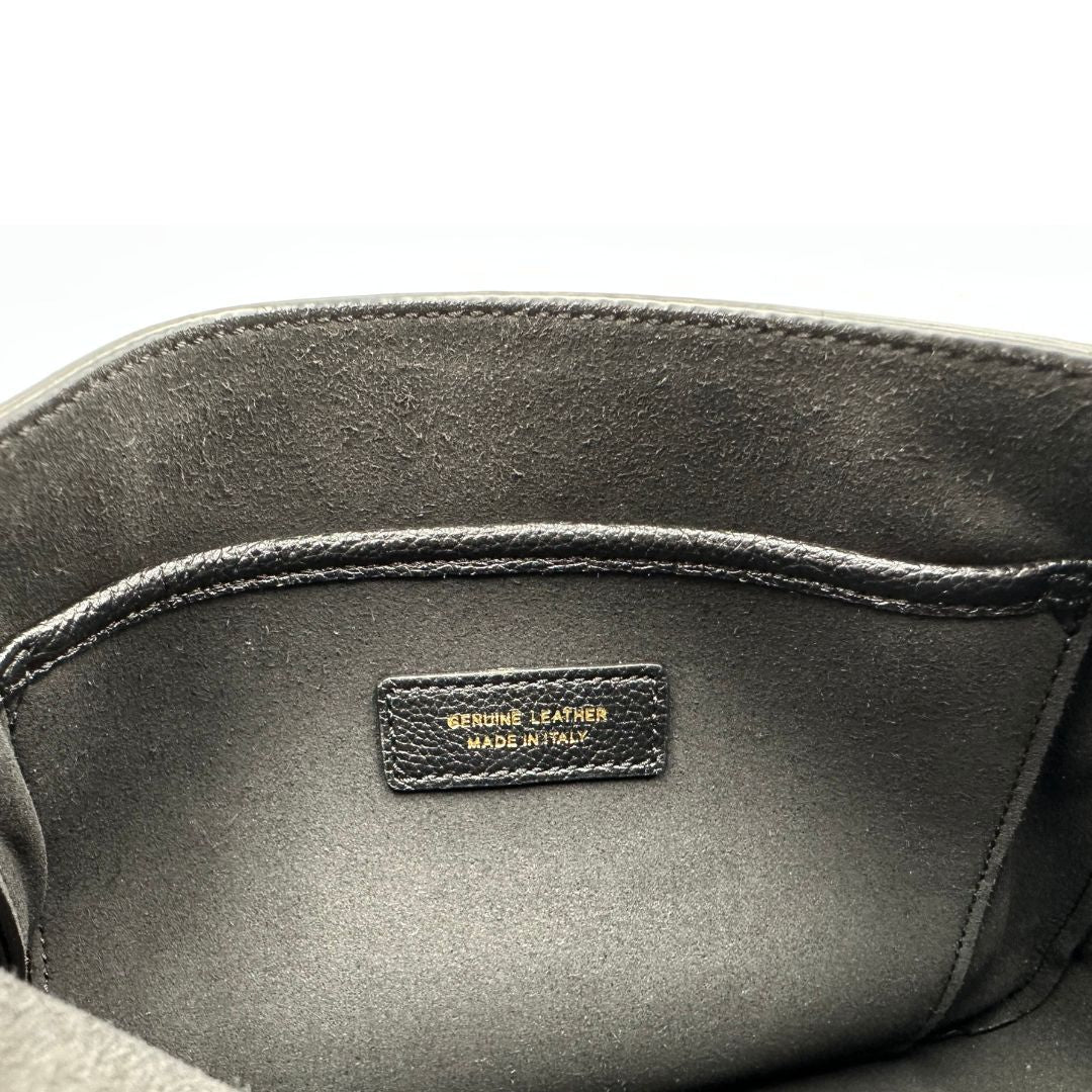 Interno, Borsa Tod's in pelle martellata nera con hardware dorato, indossabile a tracolla. Originale, usata, di lusso, in ottime condizioni.