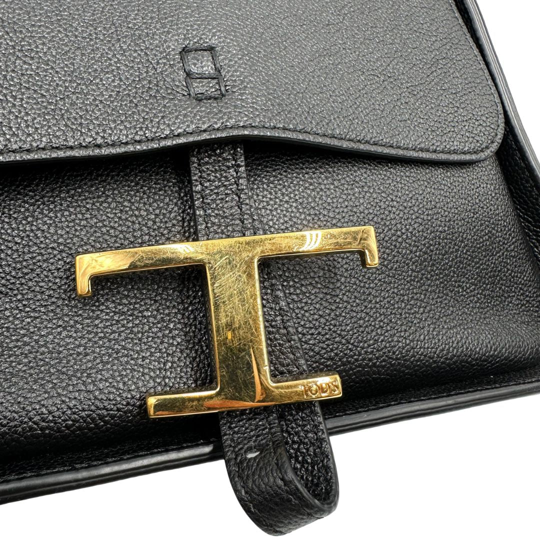 Borsa Tod's in pelle martellata nera con hardware dorato, indossabile a tracolla. Originale, usata, di lusso, in ottime condizioni.