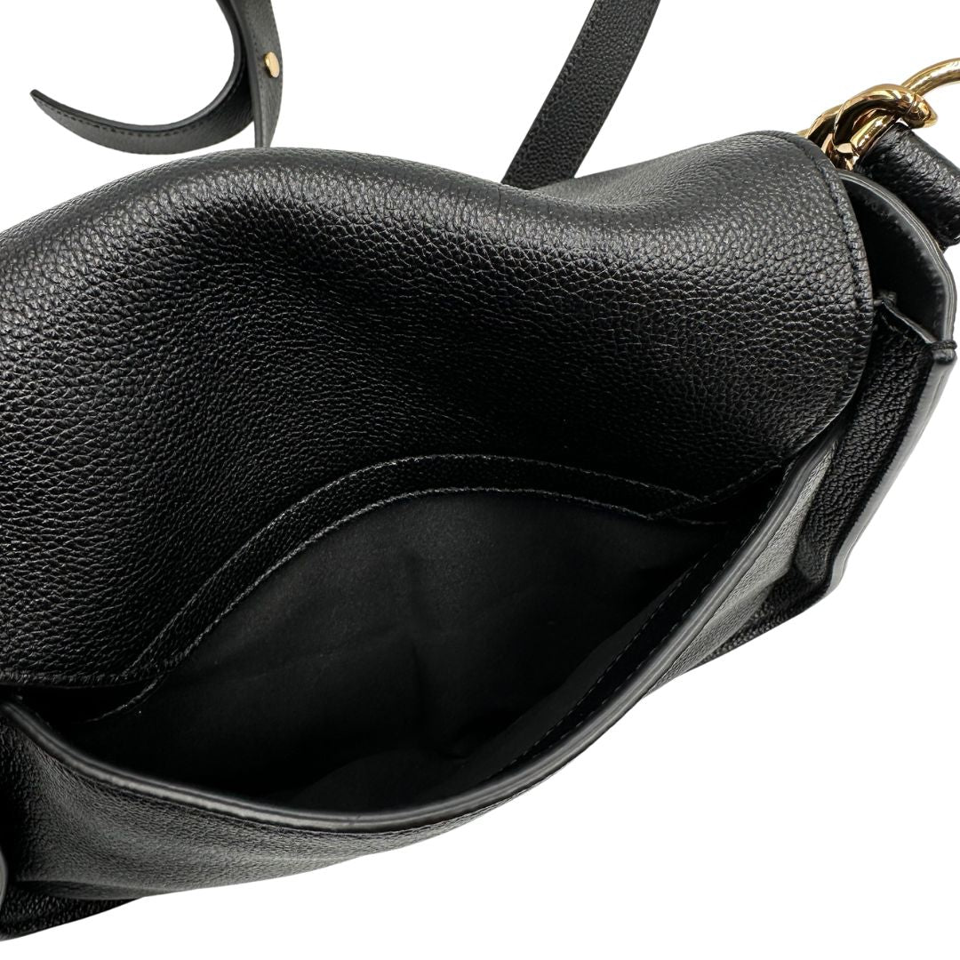Tasca esterna, Borsa Tod's in pelle martellata nera con hardware dorato, indossabile a tracolla. Originale, usata, di lusso, in ottime condizioni.