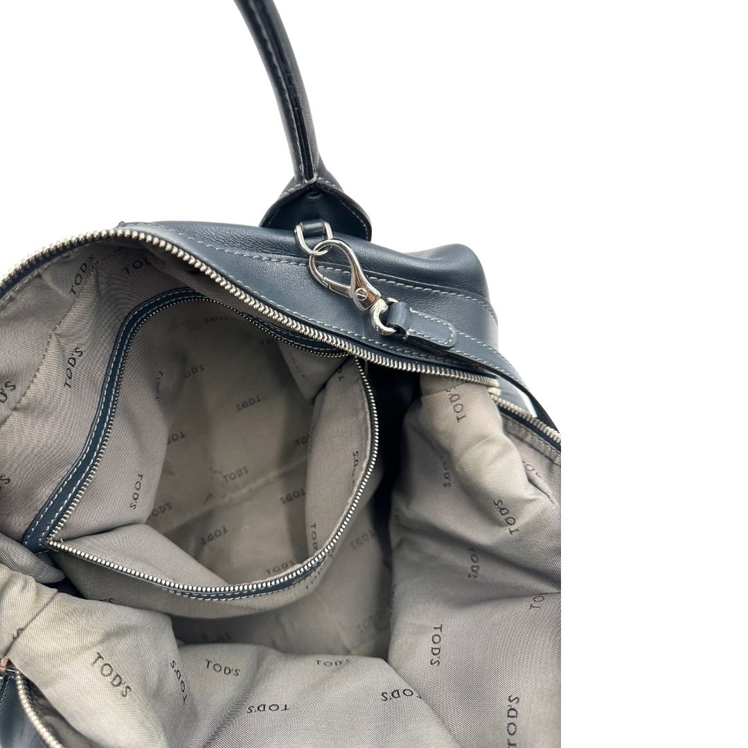 Borsa Tod's in pelle blu petrolio indossabile a tracolla, a spalla o a mano, di lusso, originale, ottime condizioni, usata.
