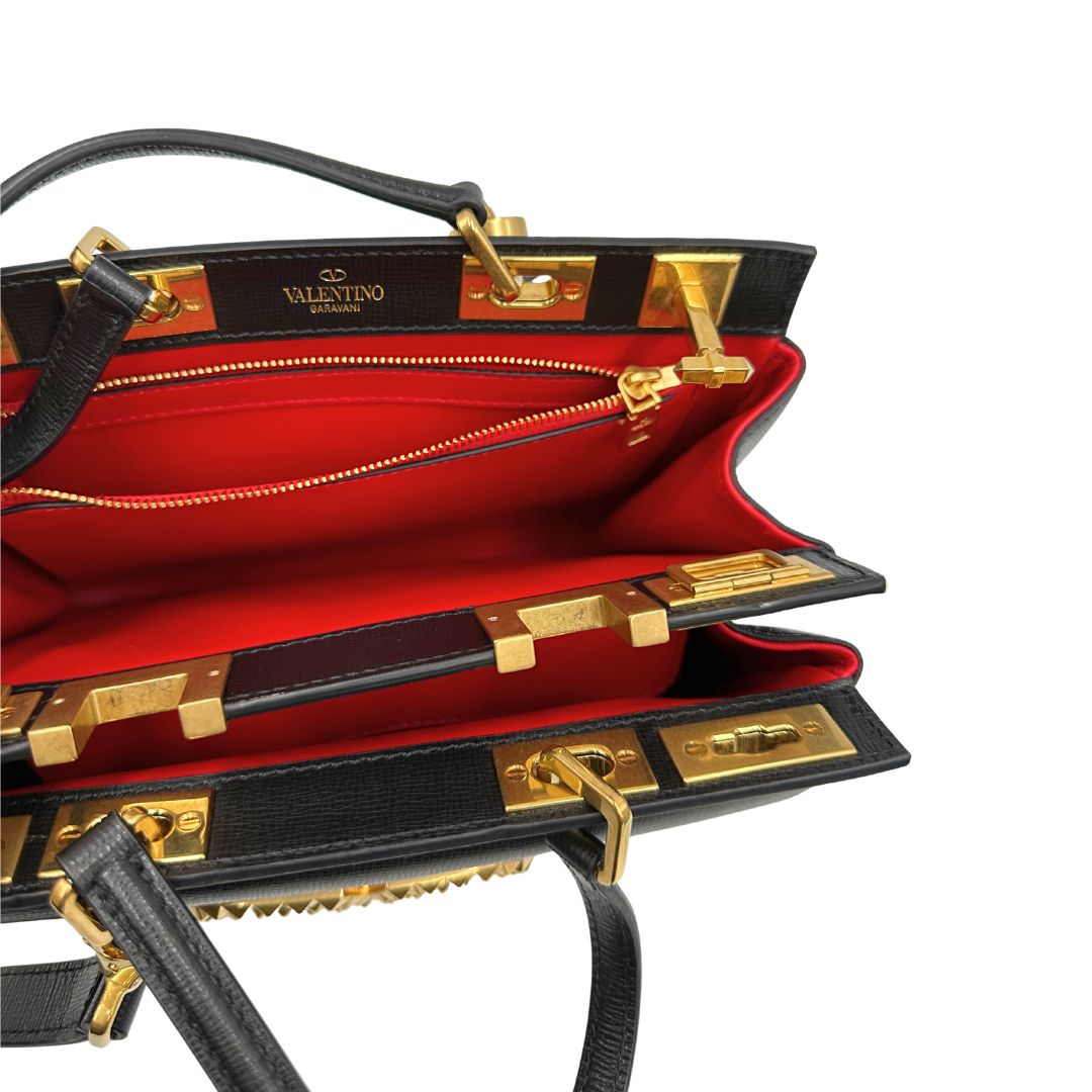 Interno di una Borsa Valentino Garavani Rockstud originale, usata, condizioni eccellenti