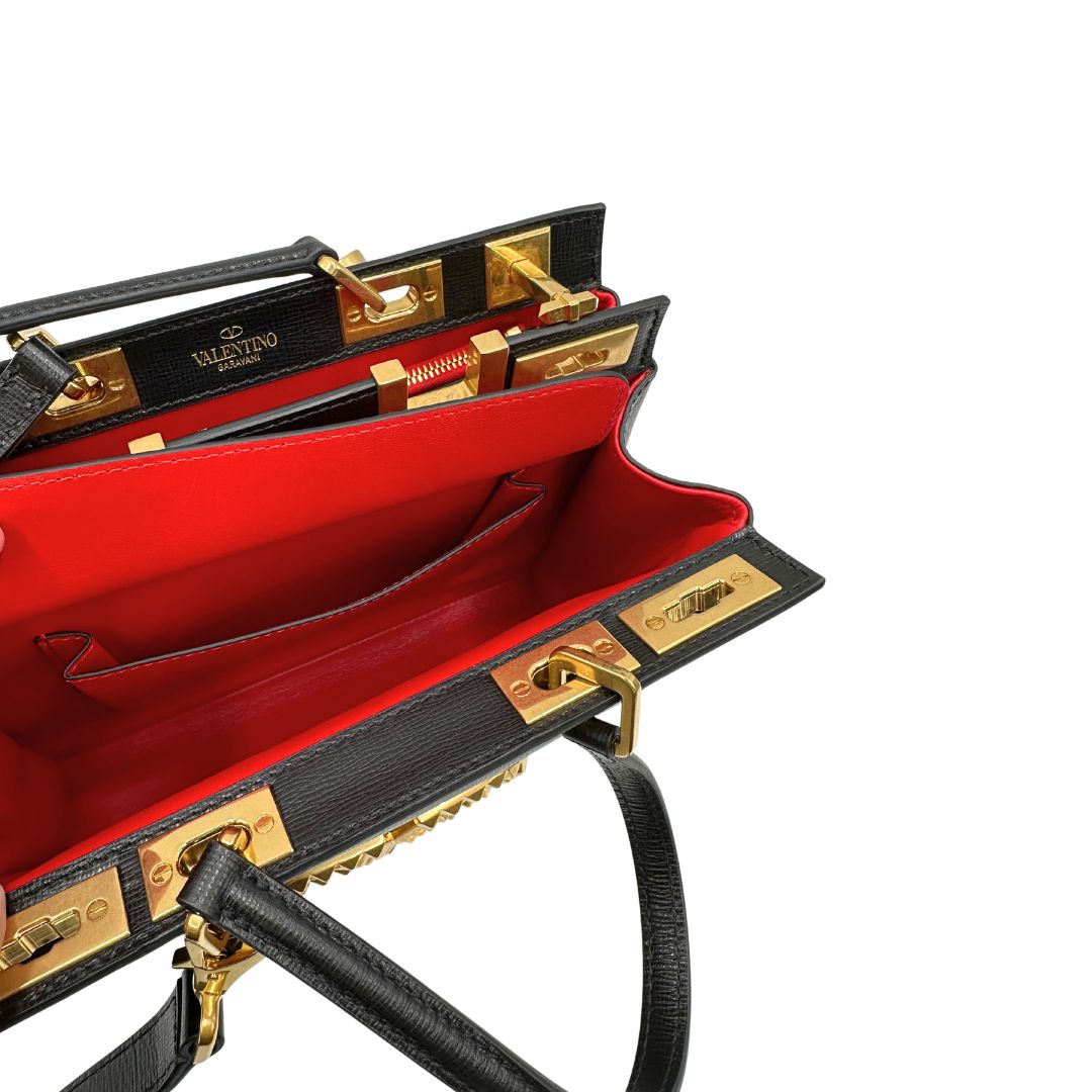 Interno di una Borsa Valentino Garavani Rockstud originale, usata, condizioni eccellenti