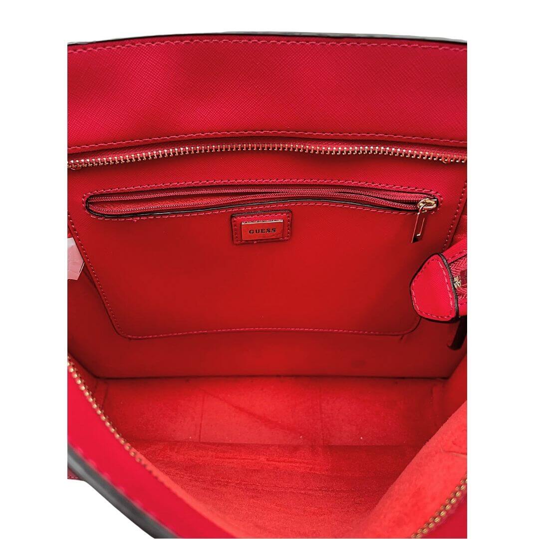 Foto borsa a spalla Guess in pelle satinata rossa. Borse di marca usate.