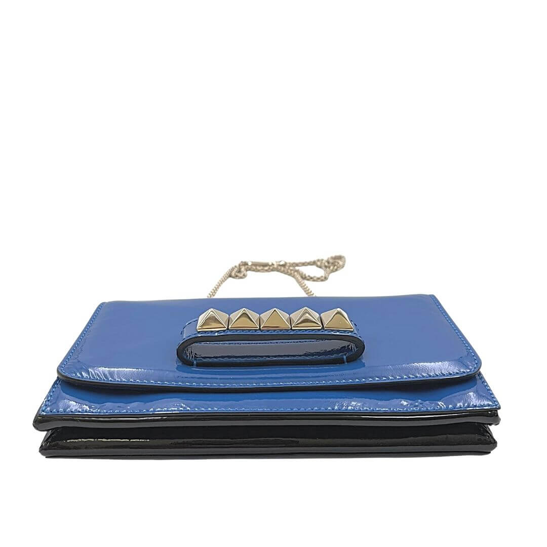 Foto pochette con tracolla Valentino Garavani in pelle vernis azzurra con borchie. Borse di lusso di marca usate.