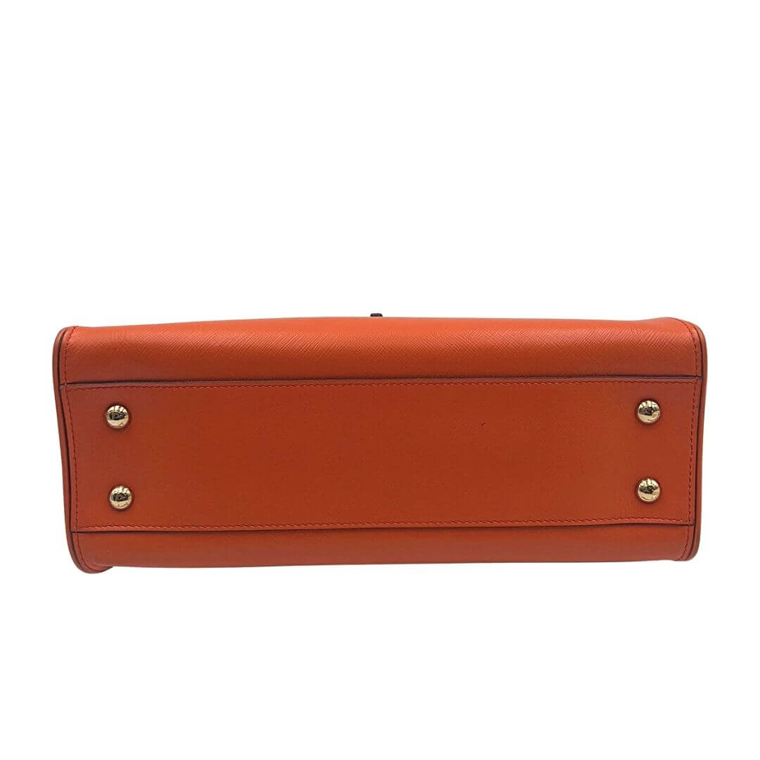 Foto borsa Salvatore Ferragamo gancini in pelle saffiano arancione. Borse di marca usate.