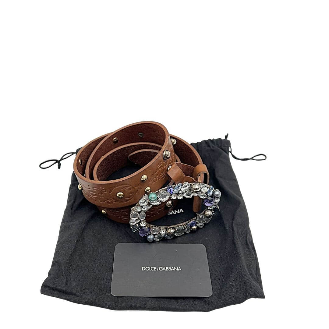 Foto cinta Dolce & Gabbana in cuoio marrone con borchie e strass. Accessori di marca usati.