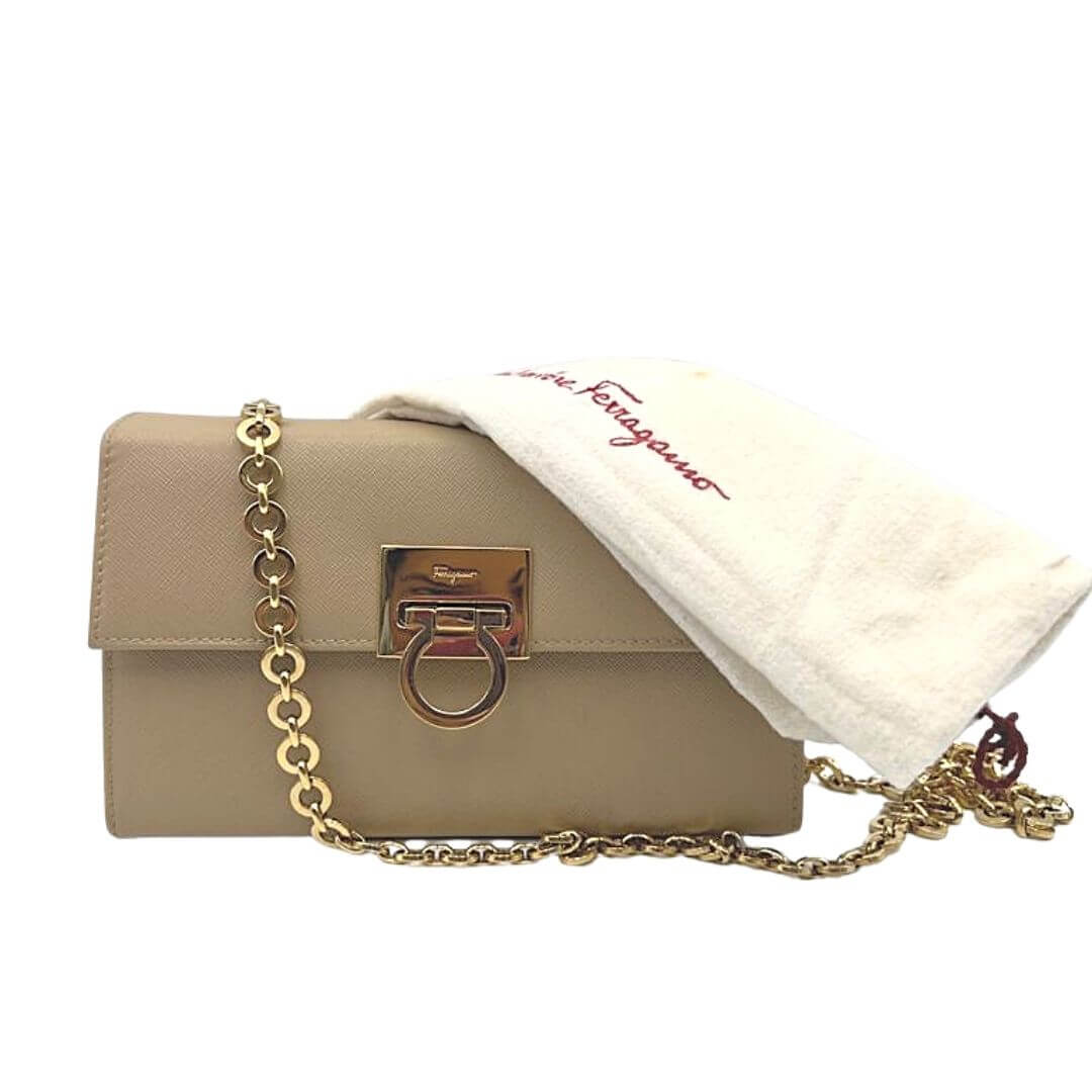 Foto borsa con tracolla Salvatore Ferragamo gancini in pelle beige crema. Borse di marca usate