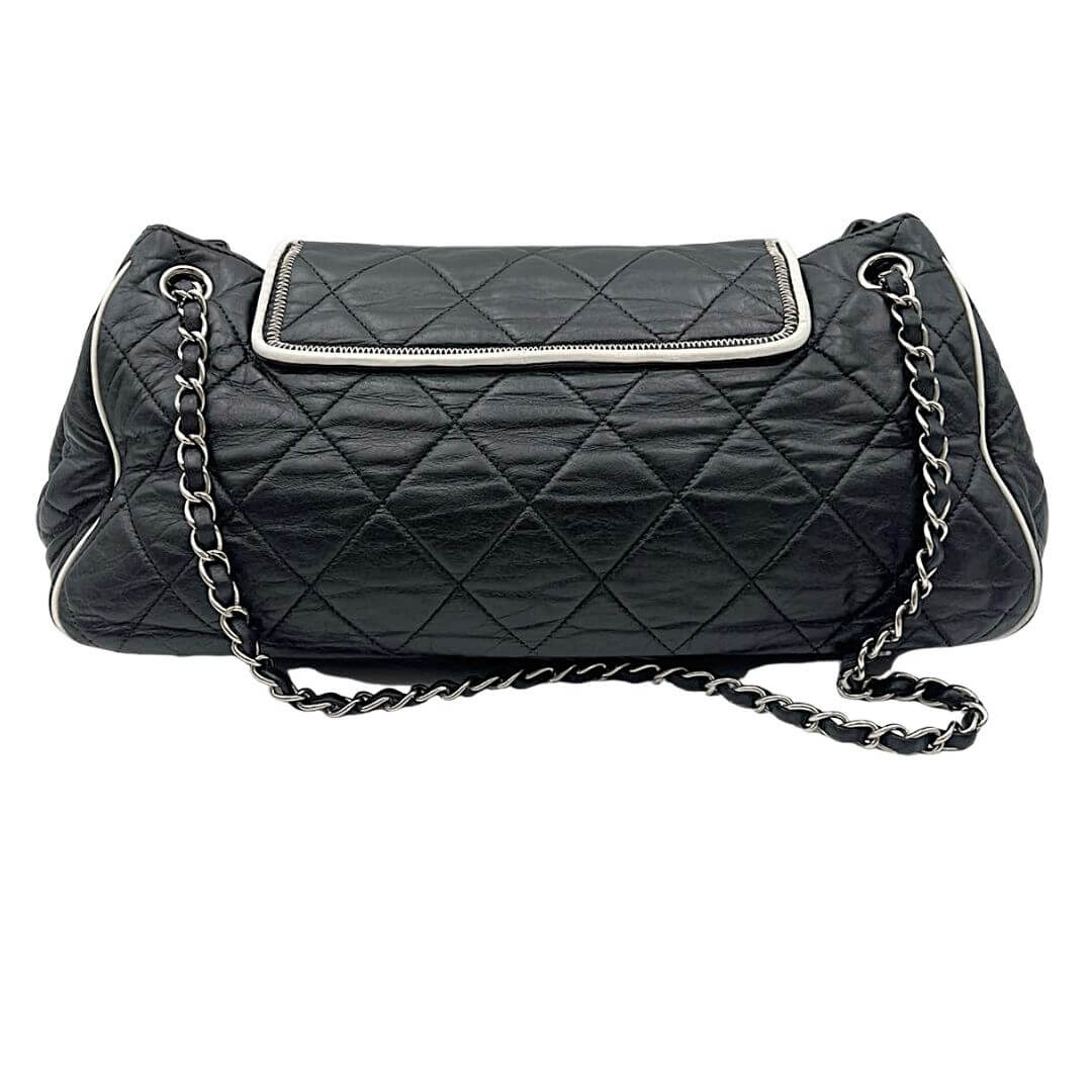 Foto borsa a spalla Chanel in pelle trapuntata nera. Borse di marca usate